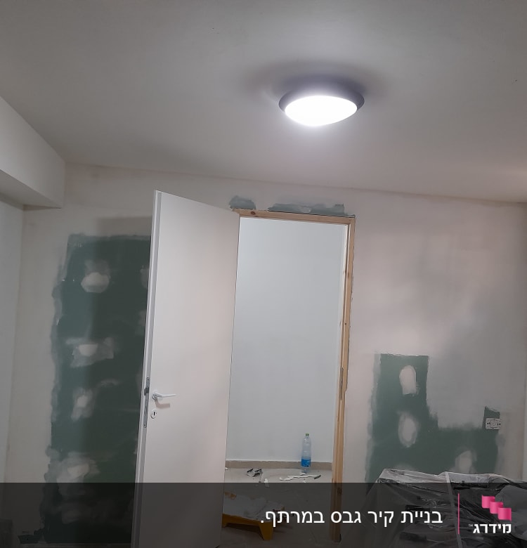 קירות עם תיקוני גבס בחדר